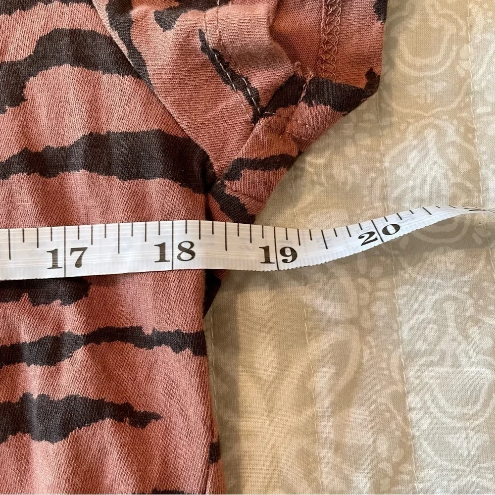H&M Basics Orange Brown Zebra Print Short Sleeve Tee Medium Large